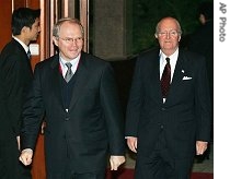 Christopher Hill, (l), with US Ambassador to China Clark Randt, arrives for a banquet after second day of talks on N. Korea's nuclear program, 19 Dec. 2006