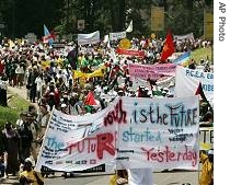 People march during the opening of the World Social Forum in Nairobi, 20 Jan 2007