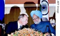 Russian President Vladimir Putin (L) and Indian Prime Minister Manmohan Singh talk to each other during their press conference in New Delhi, 25 January 2007