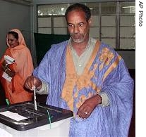 A man casts his vote for president at a polling station in Nouakchott, Mauritania, 25 Mar 2007