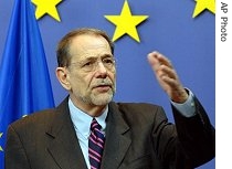 Javier Solana gestures while talking to the media during a press conference  at EU Council building in Brussels, 26 Mar 2007