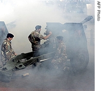 South African army artillery group fire canons to celebrate the Freedom day at Victoria and Albert waterfront in Cape Town, 27 Apr 2007 