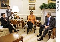 U.S. President Bush (r) meets with German Chancellor Angela Merkel (center) and European Commission President Jose Manuel Barroso in the Oval Office of the White House in Washington, 30 Apr 2007