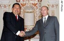 Hugo Chavez (l) and Vladimir Putin in Moscow, 28 Jun 2007