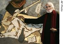 M.F. Husain, India's most famous artist, finishes off a canvas he painted together with Shah Rukh Khan, unseen, one of India's biggest movie stars, during a fund-raising auction in a central London's auction house, 7 Jun 2007