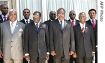 Leaders of SADC countries pose for a group photo after the opening of the summit, 16 Aug 2007