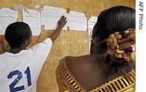 People look at the results of Sierra Leone's presidential and legislative elections in Freetown, 13 August 2007