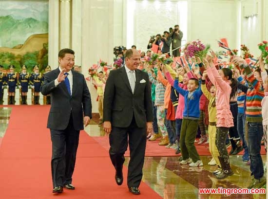 Chinese President Xi Jinping (L) holds a welcoming ceremony for Costa Rica President Luis Guillermo Solis before their talks in Beijing, capital of China, Jan. 6, 2015. (Xinhua/Li Xueren)