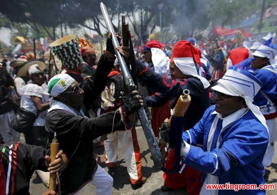 Mexicans wearing period costumes re-enact the battle of Puebla, in Mexico City May 5, 2015. The battle marked the defeat of French forces by Mexican troops and local Indians in the central state of Puebla in 1862. During the re-enactment, participants fired homemade shotguns loaded with gunpowder and hundreds of men dressed as female Indian peasants with blackened faces, straw hats and embroidered blouses fought mock battles against French invaders in white bloomers.