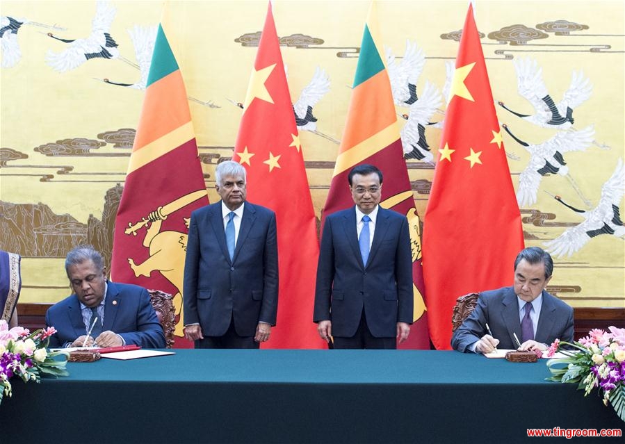 Chinese Premier Li Keqiang (2nd R) and Sri Lankan Prime Minister Ranil Wickremesinghe (2nd L) attend the signing ceremony of bilateral cooperation documents in Beijing, China, April 7, 2016. (Xinhua/Wang Ye)