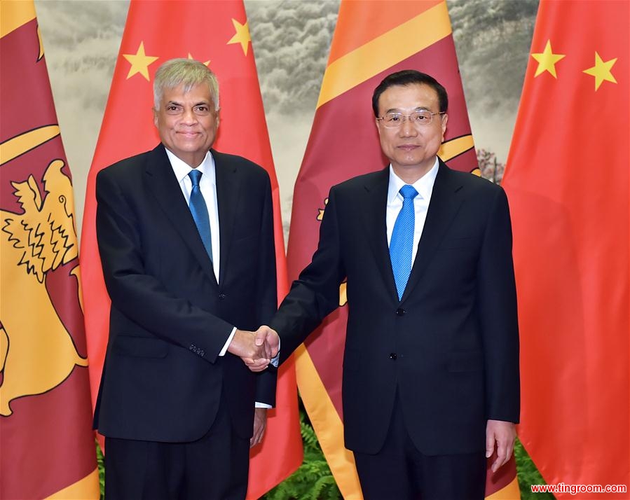 Chinese Premier Li Keqiang (R) holds talks with Sri Lankan Prime Minister Ranil Wickremesinghe in Beijing, China, April 7, 2016. (Xinhua/Li Tao)