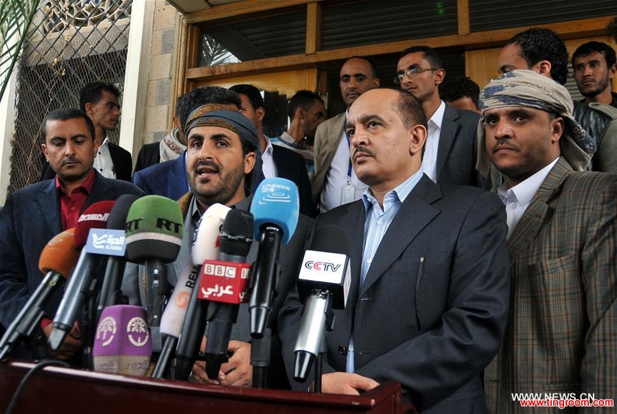 Houthi spokesman Mohammed Abdulsalam (L, front) speaks during a press conference at the Sanaa International Airport in Yemen, on April 20, 2016. Yemen