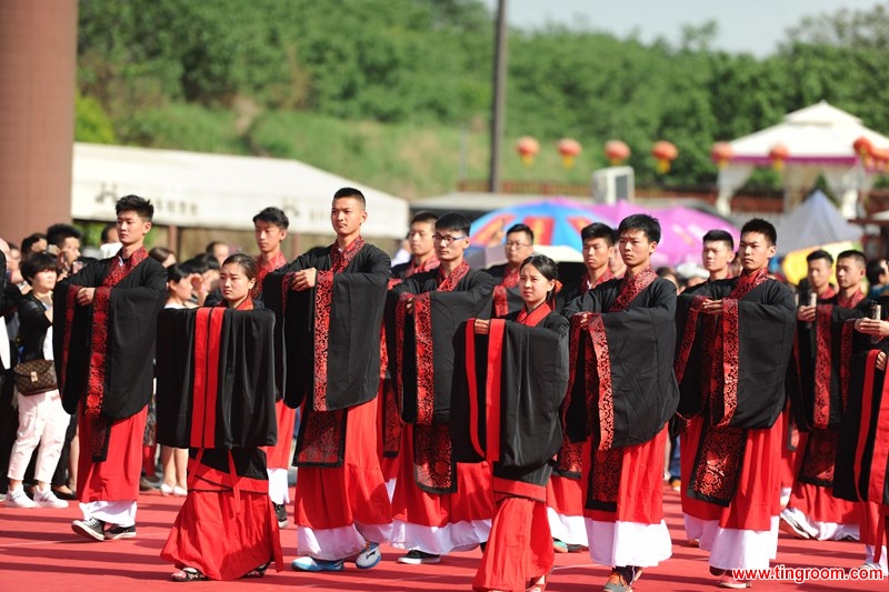 The Youth Day seems also a good chance to swear oaths for 18-year-old youngsters --  as the age divides teenage and adulthood in China.