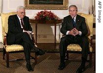 President Bush (R) meets with Palestinian President Mahmud Abbas in New York, Sept 20, 2006