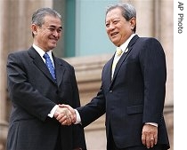 Thailand's Prime Minister Gen. Surayud Chulanont, right, and his Malaysian counterpart Abdullah Badawi, Oct. 18, 2006
