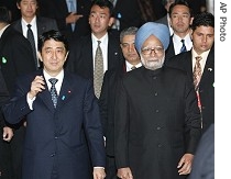 Indian Prime Minister Manmohan Singh, right, and his Japanese counterpart Shinzo Abe, left, in Tokyo, 14 Dec. 2006