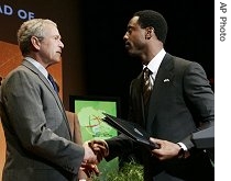 President Bush (l) with with actor Isaiah Washington at closing of the White House Summit on Malaria, 14 Dec 2006