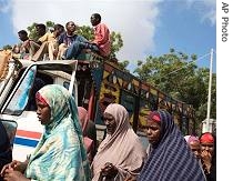 Women wait to be brought at a funeral of a family that died from an unknown explosion in Mogadishu, 31 Dec 2006