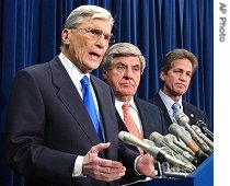 Senators, from left, John Warner, Ben Nelson, and Norm Coleman, take part in a news conference about an Iraq War resolution on Capitol Hill, 22 Jan 2007 