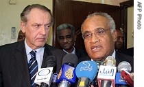 UN envoy Jan Elisasson (L) with AU envoy  Salim Ahmed Salim (file photo)