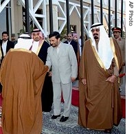 Saudi King Abdulla bin Abdul Aziz, stands right, as Iranian President Mahmoud Ahmadinejad, greets Saudi officials in Riyadh, 3 March 2007