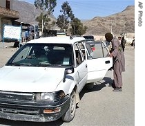 A member of the local tribal militia searches a car at the bazaar of Wana, the main town of Pakistan's South Waziristan tribal region along Afghan border, 26 Mar 2007