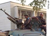 Congo troops sit on a tank in front of the house of ex-rebel leader Jean-Pierre Bemba in Kinshasa, Congo, 24 Mar 2007
