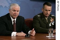 Robert Gates (l) and Joint Chiefs Chairman Gen. Peter Pace brief reporters at the Pentagon, 05 Apr 2007