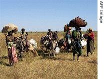 Chadians of non-Arab origin flee conflict in east, near Goz-Beida, near border with Sudan, Nov. 10, 2006 