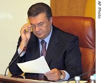 PM Viktor Yanukovych attends an extraordinary session of his cabinet in Kiev, 02 Apr 2007