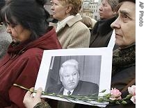 Women stand outside Christ the Savior Cathedral, where farewell ceremony to former Russian president Boris Yeltsin will be held in Moscow, 24 Apr 2007