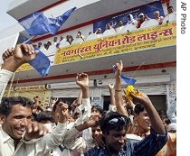 Bahujan Samaj Party (BSP) supporters dance with news of their candidate leading during counting of votes in the Uttar Pradesh state elections in Allahabad, 11 May, 2007