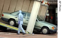 A Mercedes car that contained a suspected car bomb, is taken away from the Haymarket in Piccadilly area of central London, 29 Jun 2007