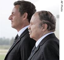 Algerian President Abdelaziz Bouteflika, right, and French President Nicolas Sarkozy listen national anthems upon Sarkozy's arrival at Algiers airport 10 Jul 2007  
