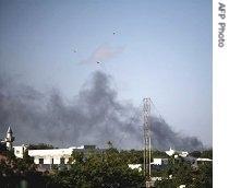 Smoke from heavy fighting in Mogadishu