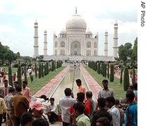 Tourists stand in front of Taj Mahal in Agra, 08 Jul 2007