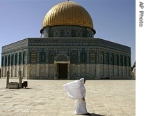 A Muslim girl walks by the Golden Dome of the Rock mosque in the Al-Aqsa mosque compound in Jerusalem, 29 Aug. 2007