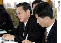 Song Il Ho, center, holds talks with Japanese counterpart Yoshiki Mine in Ulan Bator, Mongolia, 05 Sep 2007