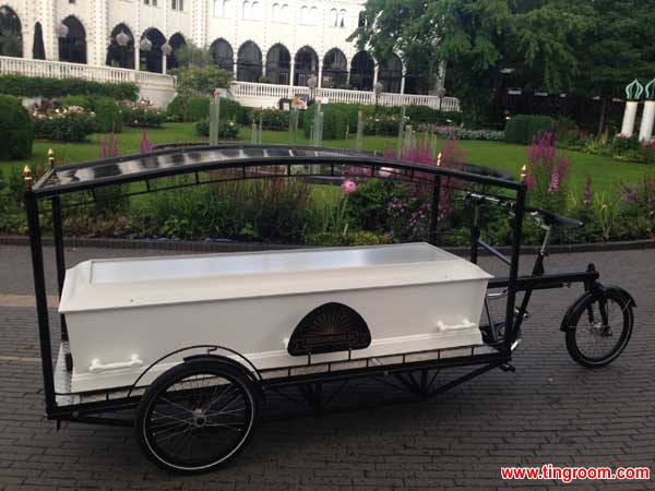 Undertaker Sille Kongstad’s new hearse is about to make it’s debut, carrying 87 year old jazz man and environmentalist Hans Albertsen for his ultimate bike ride.