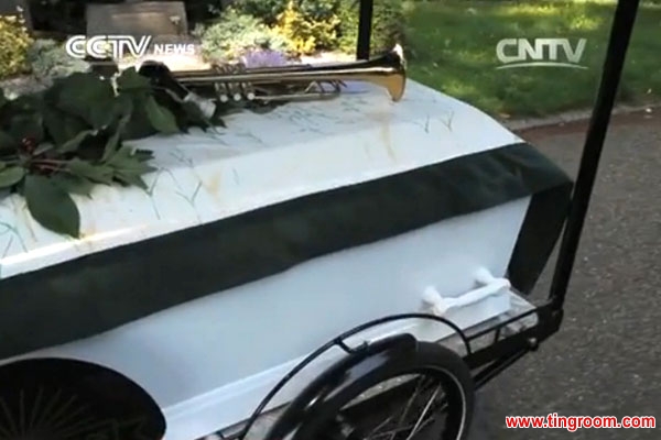 Sille Kongstad’s more traditional undertaker rivals mocked her for this bicycle hearse saying that she was crazy. But after the success of this funeral demonstrates that perhaps she’s made an excellent business investment.