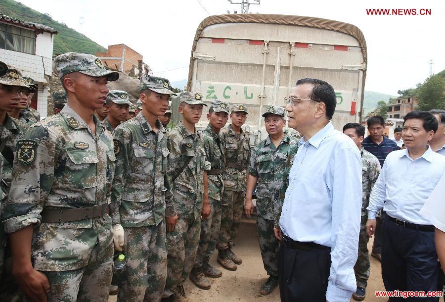 Chinese Premier Li Keqiang talks to the relief officers and soldiers at the earthquake zone in southwest China