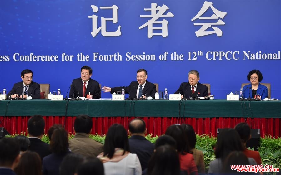 Huang Jiefu (C), Fan Xiaojian (2nd R), Hu Xiaoyi (2nd L), Li Weihong (1st R) and Liu Changming, five members of the 12th National Committee of the Chinese People