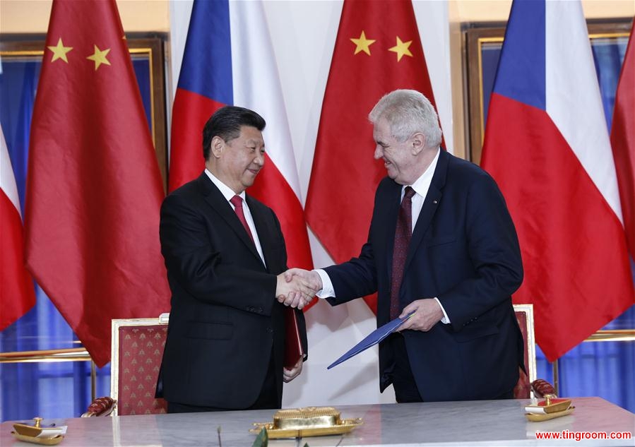 Chinese President Xi Jinping (L) and his Czech counterpart Milos Zeman sign a joint statement on lifting the two countries