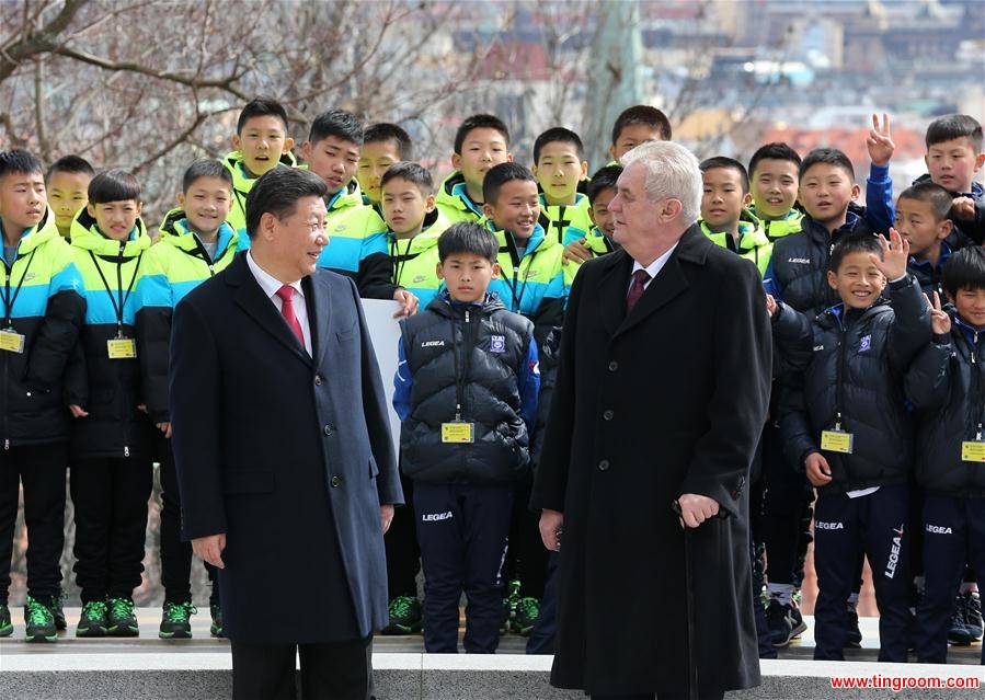 -- Chinese President Xi Jinping (L, front) and his Czech counterpart Milos Zeman meet with Chinese and Czech young athletes of football and ice hockey after their talks in Prague, the Czech Republic, March 29, 2016. (Xinhua/Pang Xinglei)
