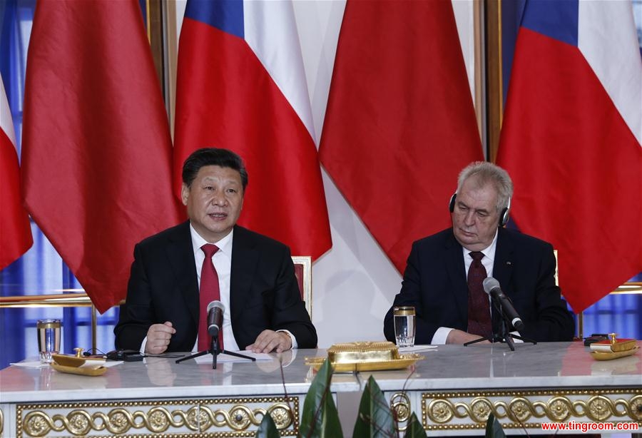  Chinese President Xi Jinping (L) and his Czech counterpart Milos Zeman attend a press conference after their talks in Prague, the Czech Republic, March 29, 2016. (Xinhua/Ju Peng)